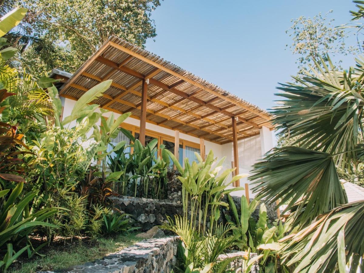 Hotel Neano Escape Manggis Exterior foto The house of the writer, architect and designer, in the garden of his home in the village of Khao Sam Roi Yot, Thailand