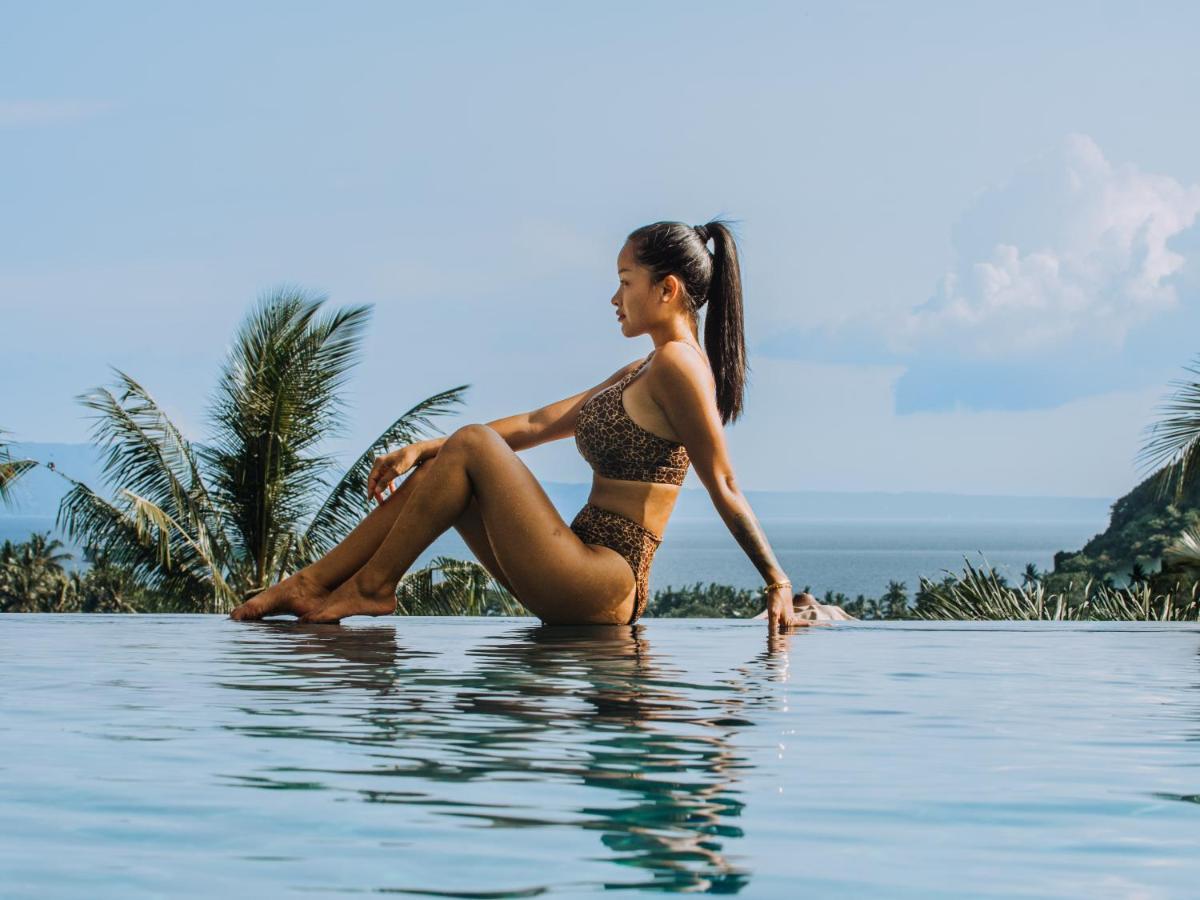 Hotel Neano Escape Manggis Exterior foto A woman wearing a bikini