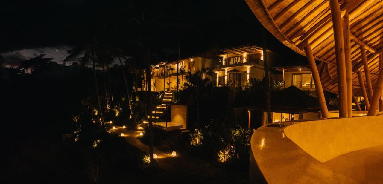 Hotel Neano Escape Manggis Exterior foto The resort at night